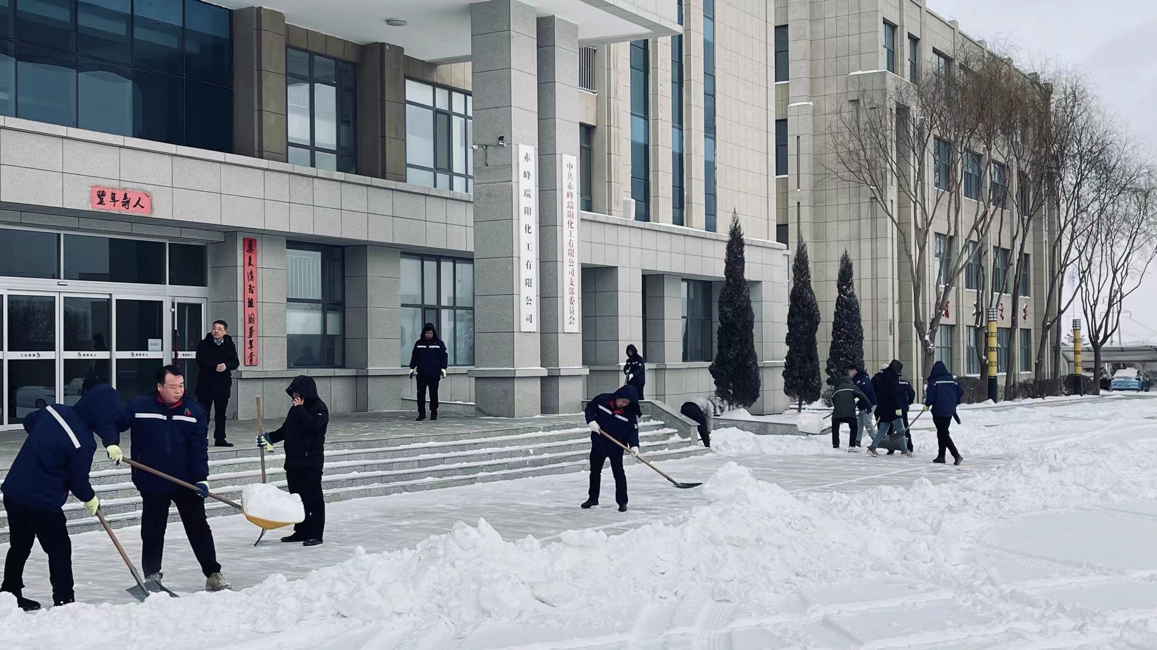 不畏嚴寒，除雪保安全出行